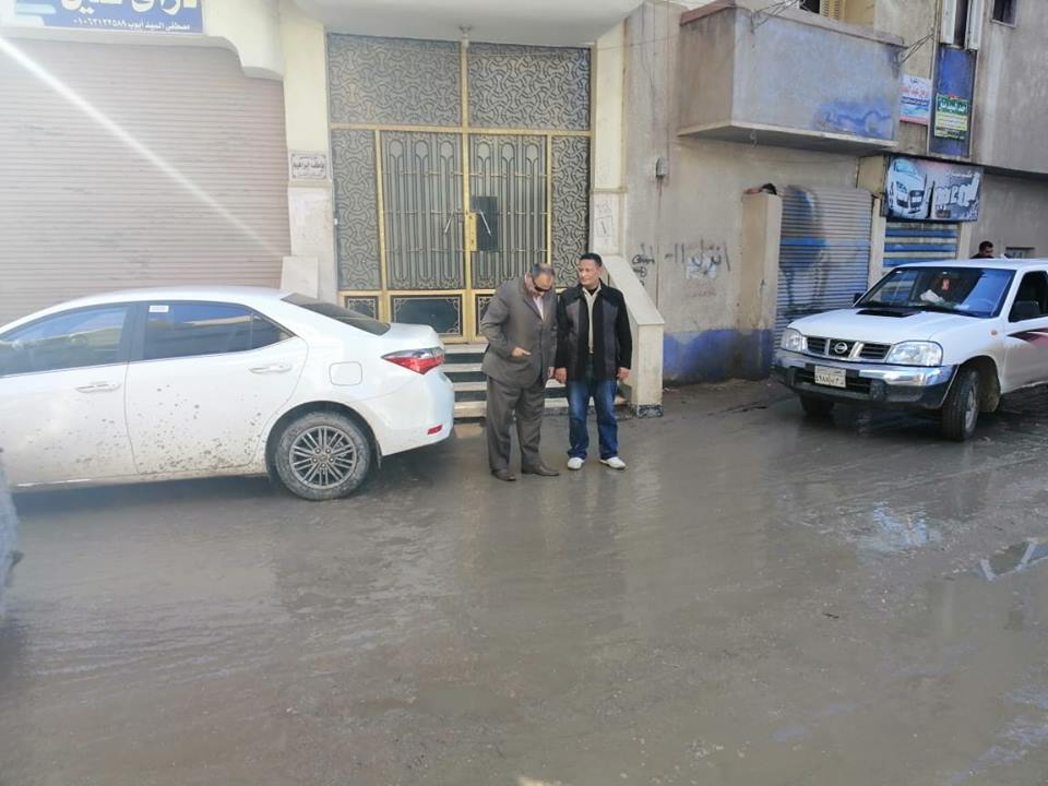 رئيس مركز أبوكبير يتابع أعمال شفط المياه الناتجة عن الأمطار 2 رئيس مركز أبوكبير يتابع أعمال شفط المياه الناتجة عن الأمطار