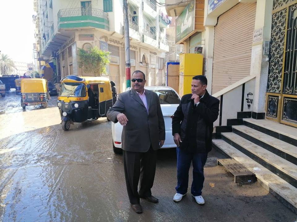 رئيس مركز أبوكبير يتابع أعمال شفط المياه الناتجة عن الأمطار 3 رئيس مركز أبوكبير يتابع أعمال شفط المياه الناتجة عن الأمطار