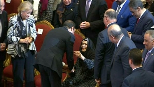 السيسي يقبل رأس أكبر معمرة بالشرقية ويكرمها 1 السيسي يقبل رأس أكبر معمرة بالشرقية ويكرمها