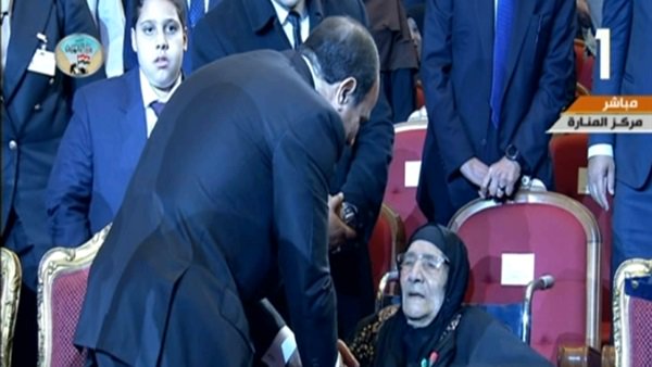 السيسي يُقبل رأس والدة أحد الشهداء والبالغة 105 أعوام 2 السيسي يُقبل رأس والدة أحد الشهداء