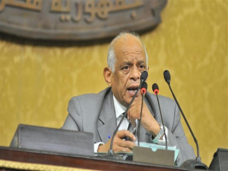 بعد جلوسه على مقاعد الوزراء.. عبدالعال يمازح رئيس الزمالك: من يجلس عليها ليس له حصانة 1 رئيس مجلس النواب بنفعل على رئيس الزمالك
