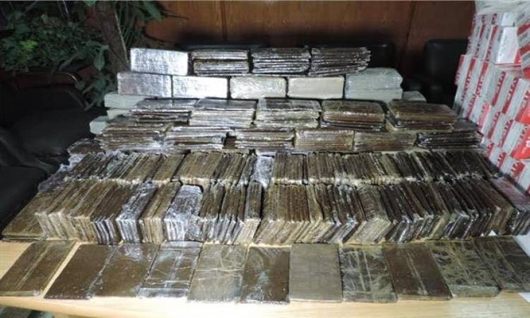 ضبط سيارة في كمين بالشرقية بها 10 كيلو حشيش 1 ضبط سيارة في كمين بالشرقية بها 10 كيلو حشيش
