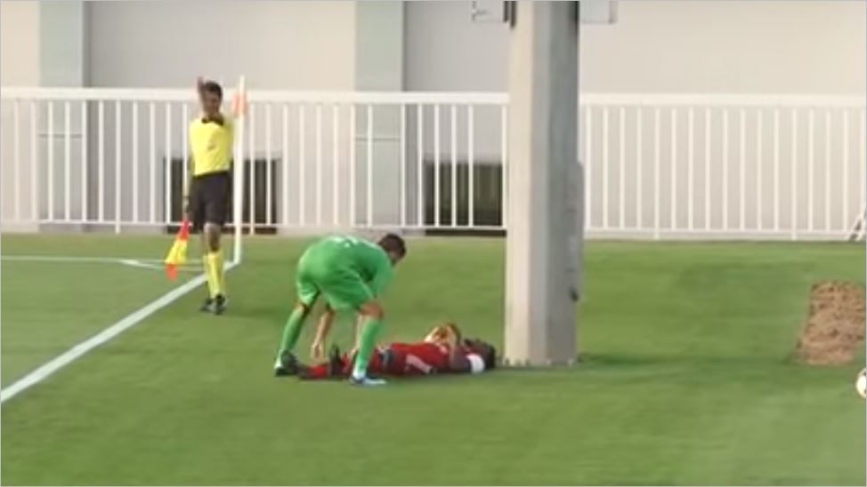 لاعب كرة قدم يتعرض لإصابة مروعة 1 لاعب كرة قدم يتعرض لإصابة مروعة