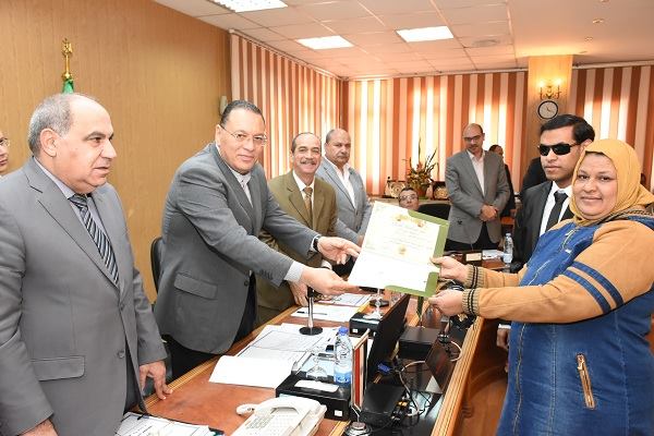 محافظ الشرقية يكرم الأم المثالية بالشرقية 1 محافظ الشرقية يكرم الام المثالية