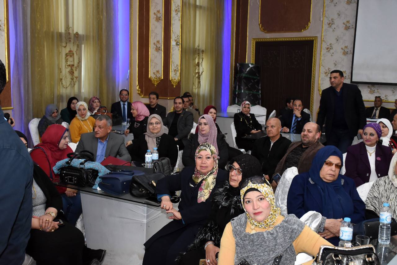 محافظ الشرقية يُكرم 23 أم مثالية ويمنحهن هدايا عينية 12 محافظ الشرقية يُكرم 23 أم مثالية ويمنحهن هدايا عينية