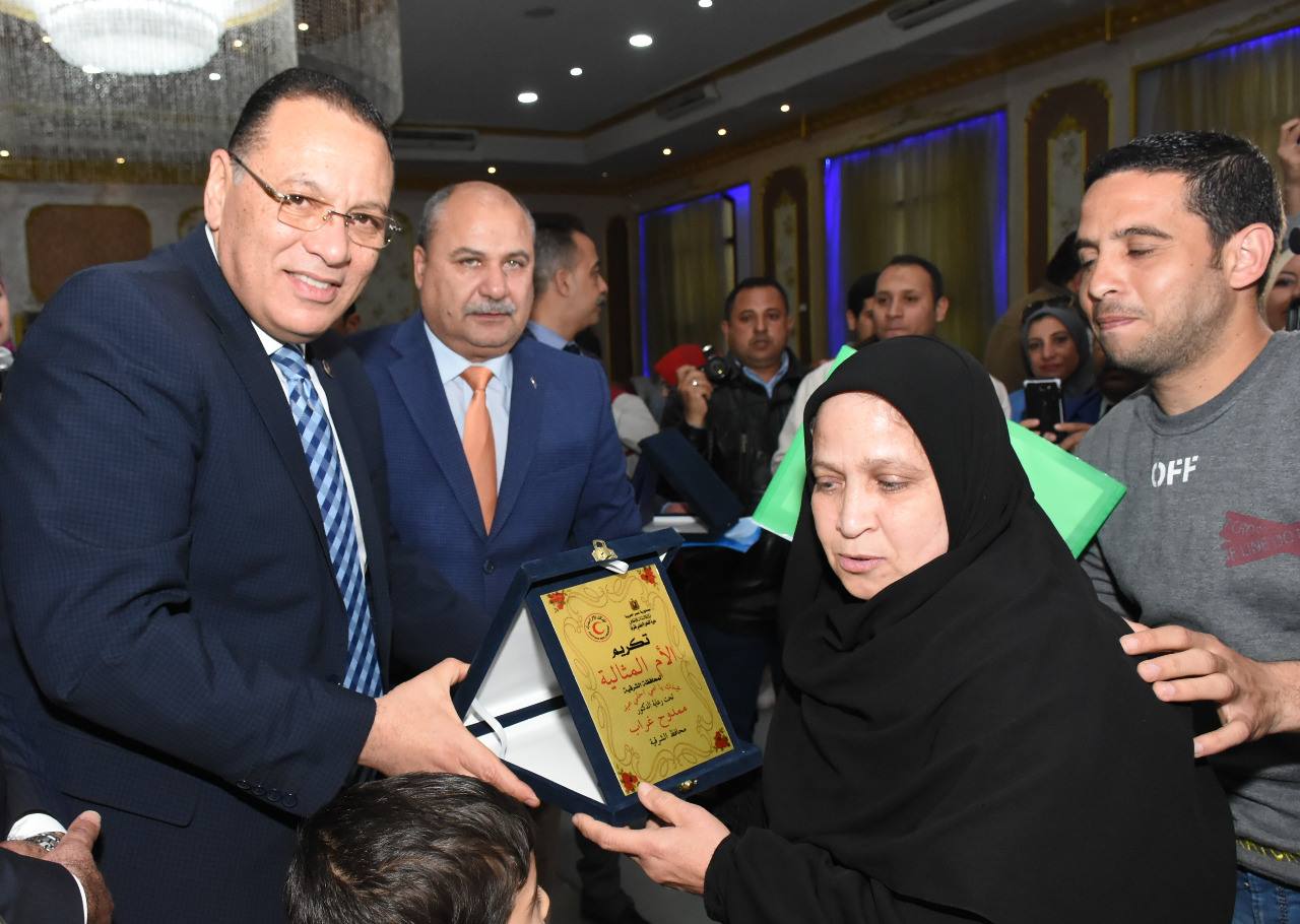 محافظ الشرقية يُكرم 23 أم مثالية ويمنحهن هدايا عينية 7 محافظ الشرقية يُكرم 23 أم مثالية ويمنحهن هدايا عينية