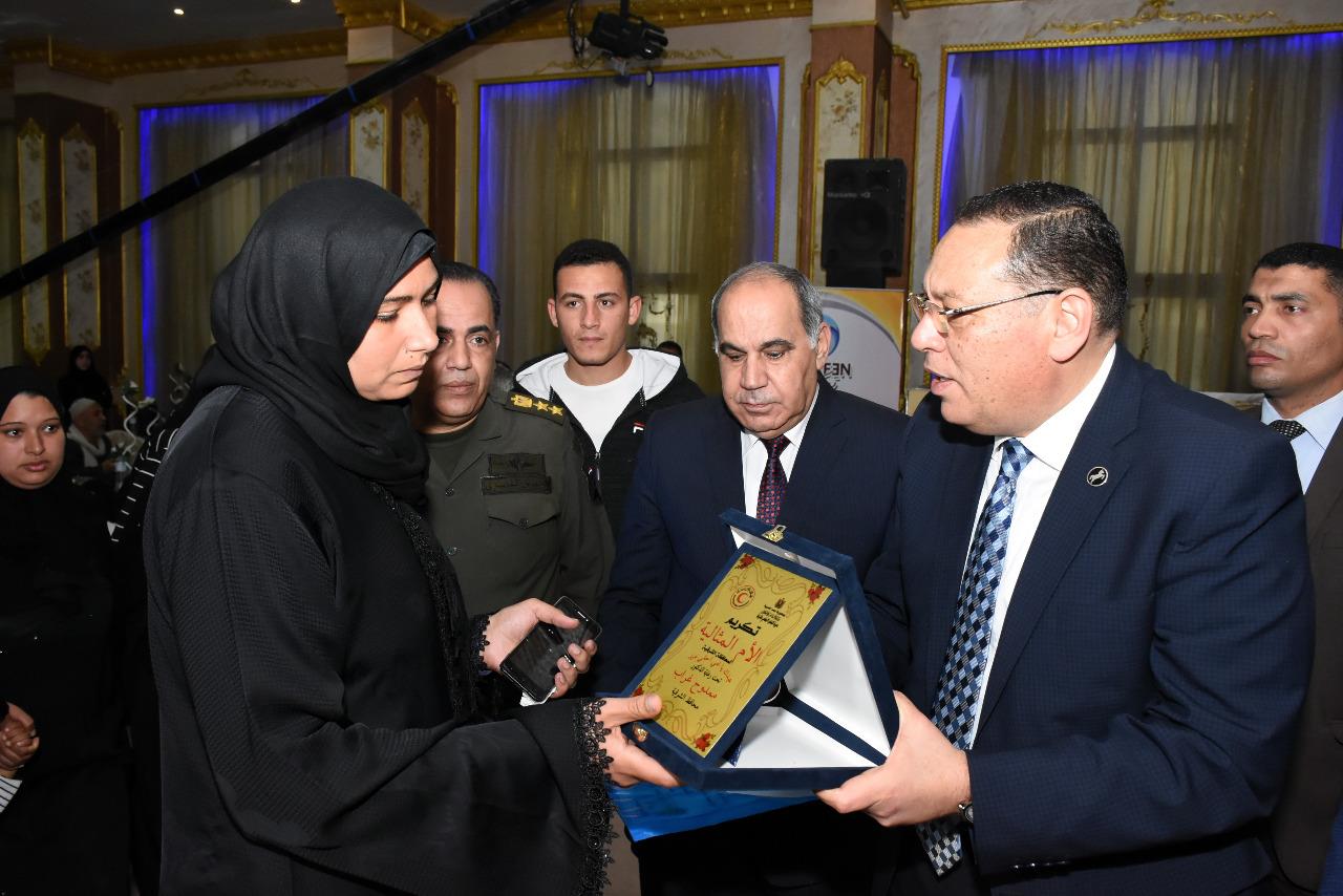 محافظ الشرقية يُكرم 23 أم مثالية ويمنحهن هدايا عينية 8 محافظ الشرقية يُكرم 23 أم مثالية ويمنحهن هدايا عينية