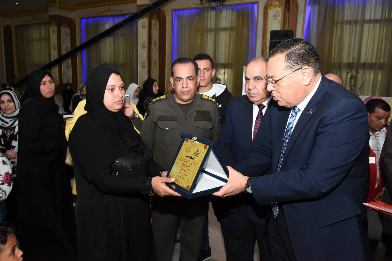 محافظ الشرقية يُكرم 23 أم مثالية ويمنحهن هدايا عينية 10 محافظ الشرقية يُكرم 23 أم مثالية ويمنحهن هدايا عينية