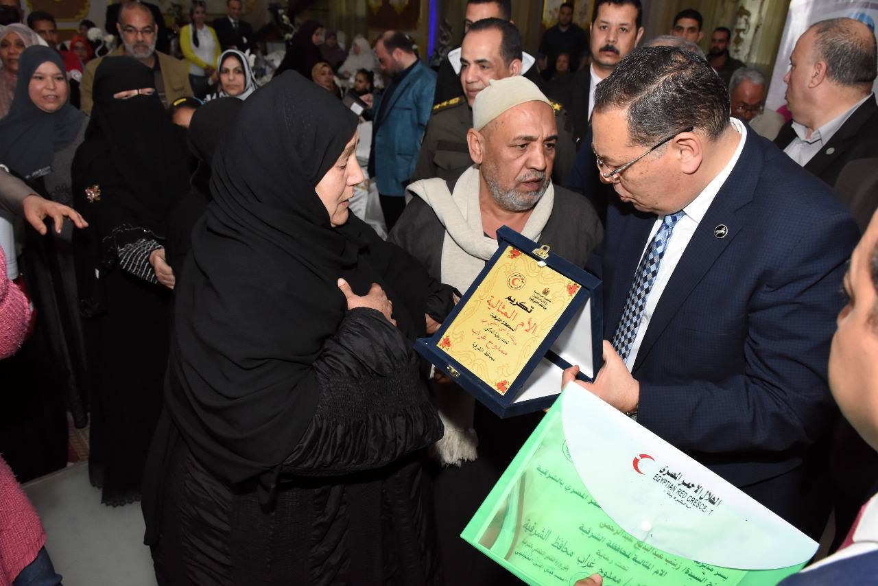 محافظ الشرقية يُكرم 23 أم مثالية ويمنحهن هدايا عينية 11 محافظ الشرقية يُكرم 23 أم مثالية ويمنحهن هدايا عينية