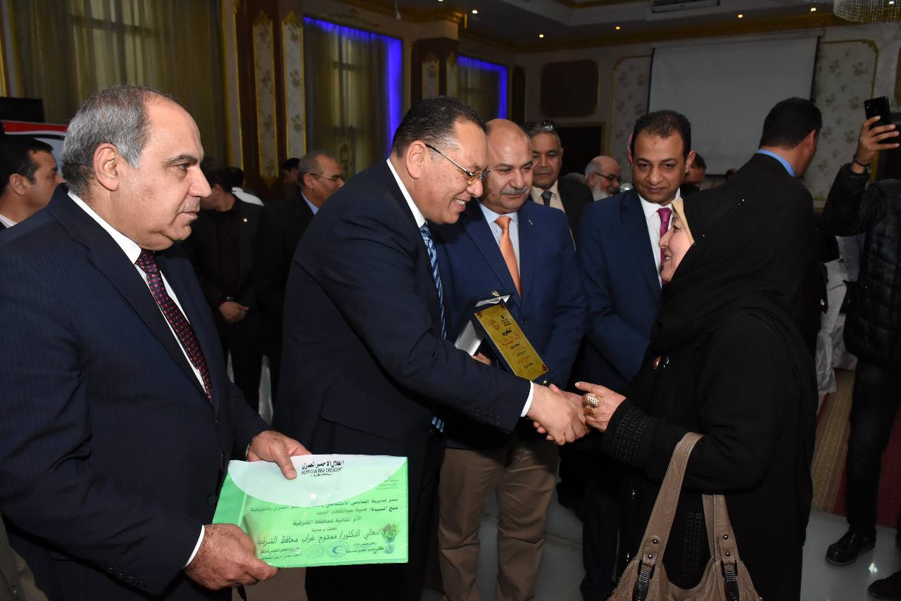 محافظ الشرقية يُكرم 23 أم مثالية ويمنحهن هدايا عينية 2 محافظ الشرقية يُكرم 23 أم مثالية ويمنحهن هدايا عينية