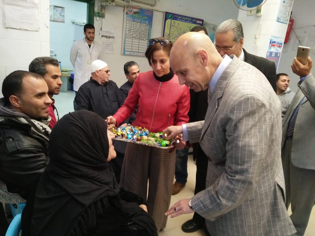 وكيل صحة الشرقية يوزع الحلوى على المترددين بحملة 100 مليون صحة 1 وكيل الصحة بالشرقية