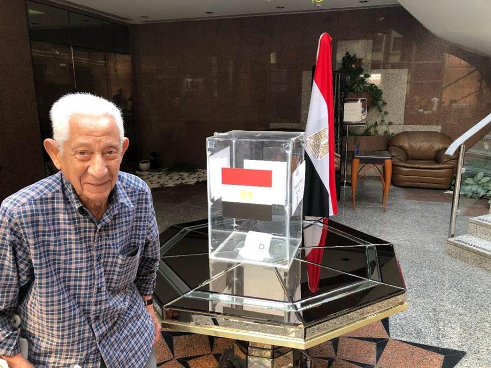 المصريون في دبي يتوافدون للمشاركة في الاستفتاء على التعديلات الدستورية المصريون في دبي يتوافدون للمشاركة في الاستفتاء على التعديلات الدستورية