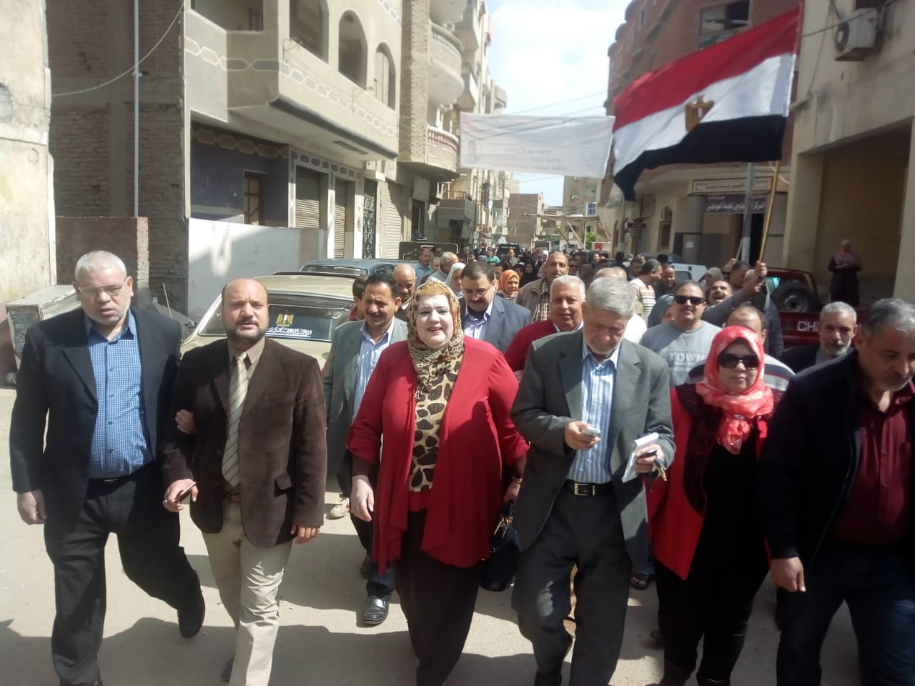 إدارة القنايات التعليمية تنظم مسيرة للمشاركة في الاستفتاء على الدستور 2 مسيرة لحث المواطنين على الاستفتاء