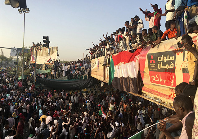 أول تهنئة عربية للشعب السوداني 1 تظاهرات السودان