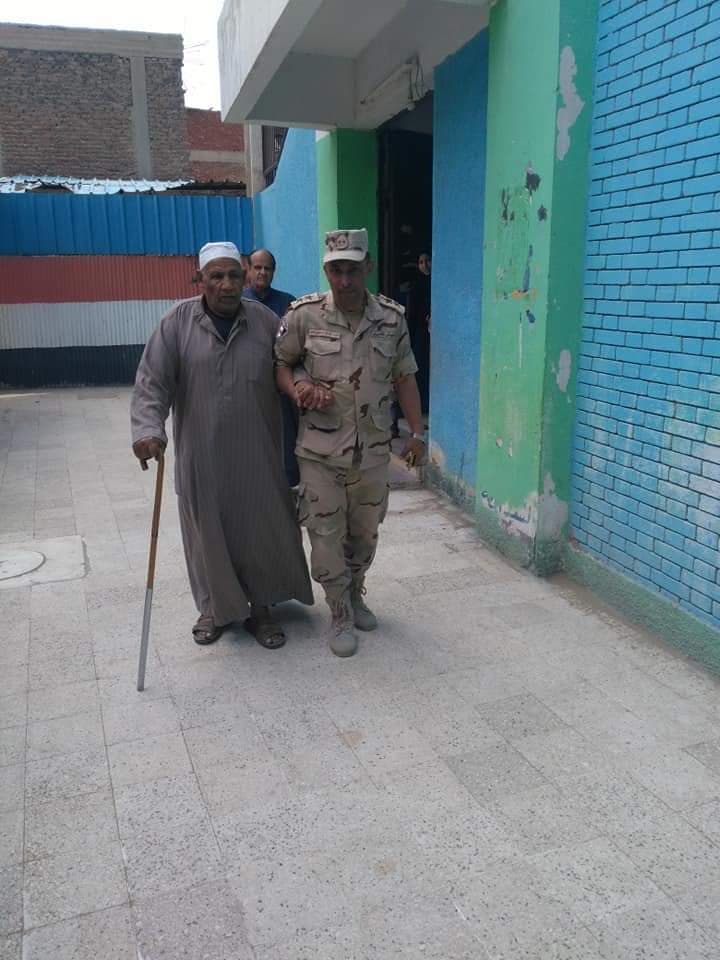 الجيش يساعد كبار السن في الاستفتاء علي التعديلات الدستورية بفاقوس 4 الجيش يساعد كبار السن في الاستفتاء علي التعديلات الدستورية بفاقوس