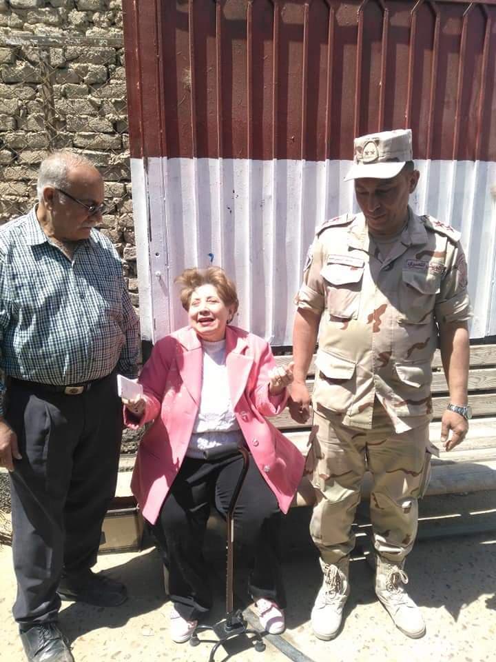 الجيش يساعد كبار السن في الاستفتاء علي التعديلات الدستورية بفاقوس 1 الجيش يساعد كبار السن في الاستفتاء علي التعديلات الدستورية بفاقوس