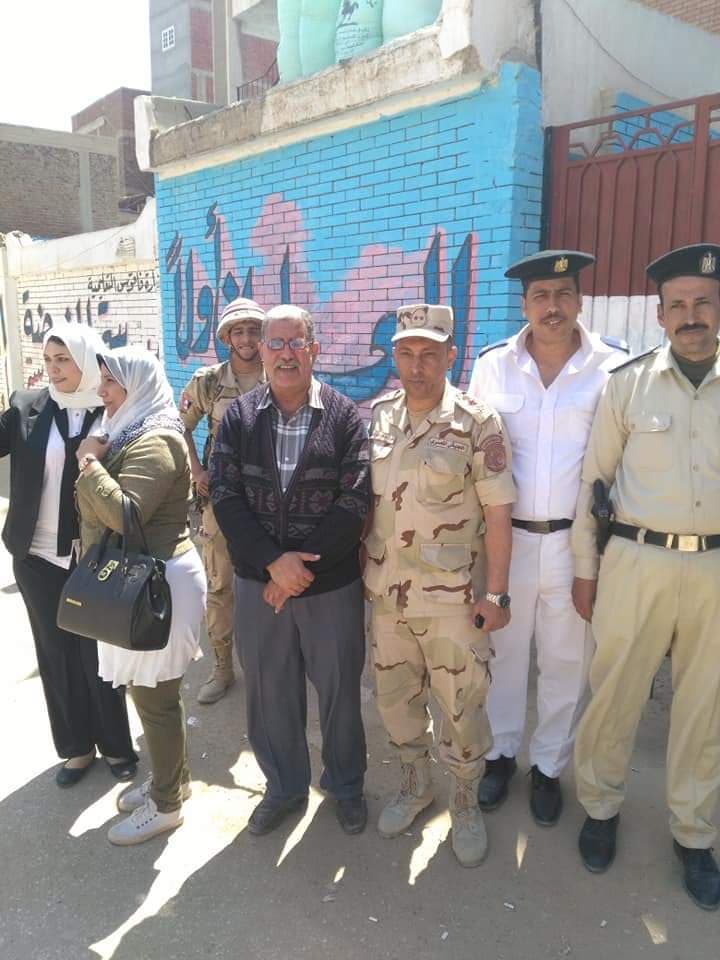الجيش يساعد كبار السن في الاستفتاء علي التعديلات الدستورية بفاقوس 3 الجيش يساعد كبار السن في الاستفتاء علي التعديلات الدستورية بفاقوس