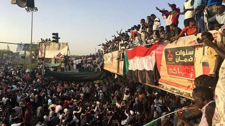 السودان تترقب بيان القوات المسلحة وأنباء عن تنحي البشير 1 تترقب بيان القوات المسلحة وأنباء عن تنحي البشير