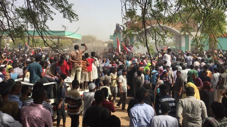 تطورات الوضع في السودان وتوافد المتظاهرين.. بث مباشر 1 تطورات الوضع في السودان وتوافد المتظاهرين