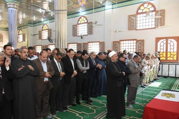 جنازة شعبية للرائد «ماجد صبري» رئيس مباحث الشيخ زويد بفاقوس 3 جنازة الرائد «ماجد صبري» رئيس مباحث الشيخ زويد بفاقوس