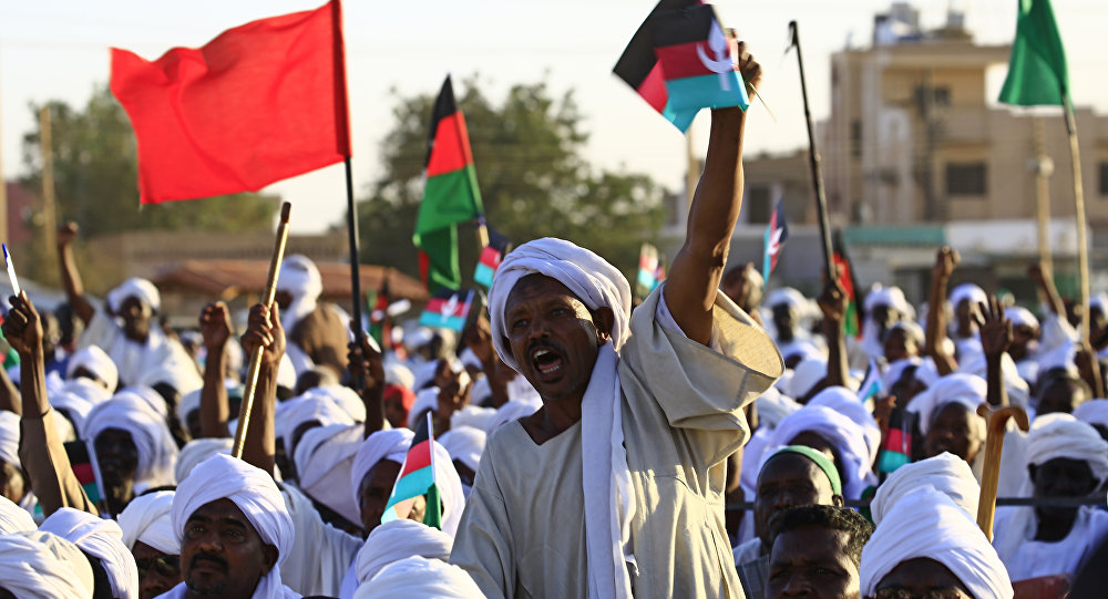 صحيفة سودانية: دولة عربية منحت البشير حق اللجوء وتراجعت 1 المتظاهرين في السودان