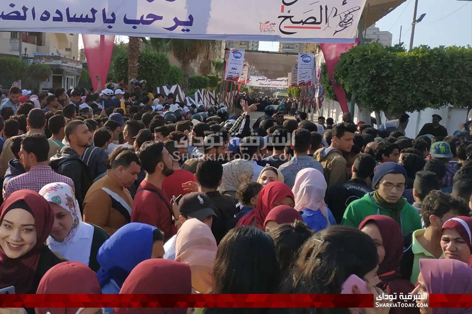 زحام أمام بوابات استاد الزقازيق بسبب محمد حماقي 2 زحام أمام بوابات استاد الزقازيق تزامناً مع حضور محمد حماقي