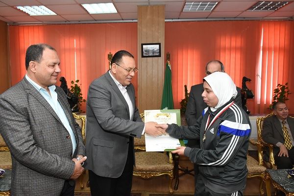 محافظ الشرقية يكرم فريق كرة الجرس لفوزهم ببطولة الدوري 2 محافظ الشرقية يكرم ذوي الاحتياجات الخاصة لفوزهم ببطولة كرة الجرس