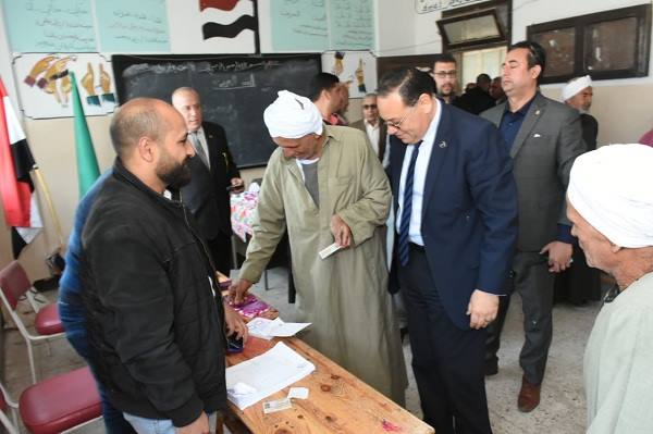 محافظ الشرقية يتابع لجنة مدرسة عبد الحكيم حسن بكفر أباظة بالزقازيق 1 محافظ الشرقية يتابع لجنة مدرسة عبد الحكيم حسن بكفر أباظة بالزقازيق