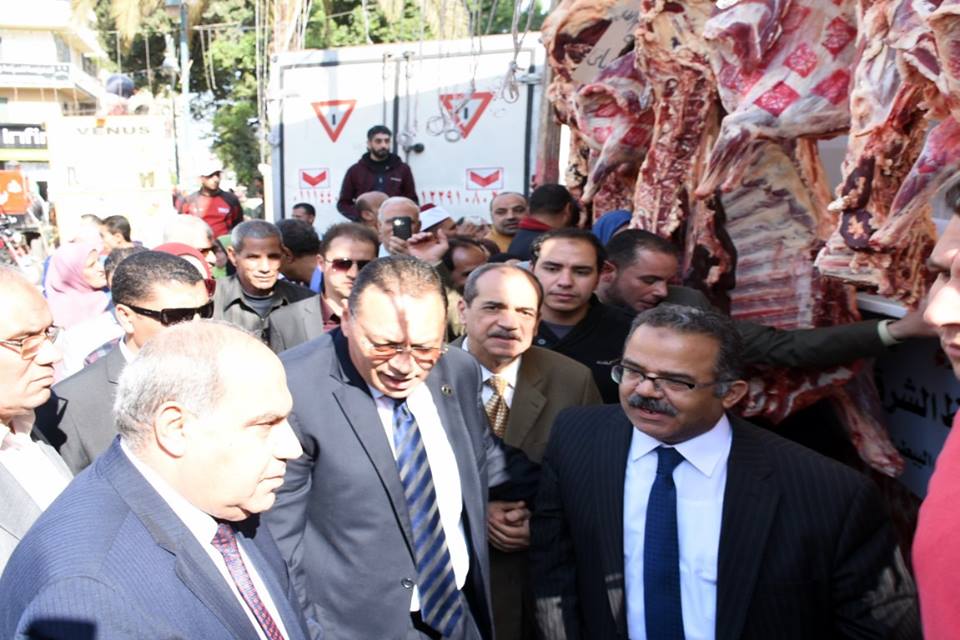 محافظ الشرقية يفتتح معرض بيع اللحوم بأسعار مخفضة بالزقازيق 2 محافظ الشرقية في معرض اللحوم المخفضة