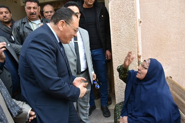محافظ الشرقية يقدم الشكر لسيدة لهذا السبب 1 محافظ الشرقية يقدم الشكر لسيدة