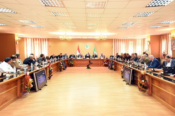 محافظ الشرقية يكلف بخطة لتوصيل الصرف الصحي للعزب 2 اجتماع محافظ الشرقية مع أعضاء مجلس النواب