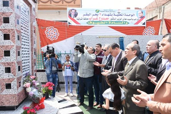 محافظ الشرقية يضع إكليلًا من الزهور على شهداء بحر البقر 3 محافظ الشرقية يضع إكليلًا من الزهور على شهداء بحر البقر