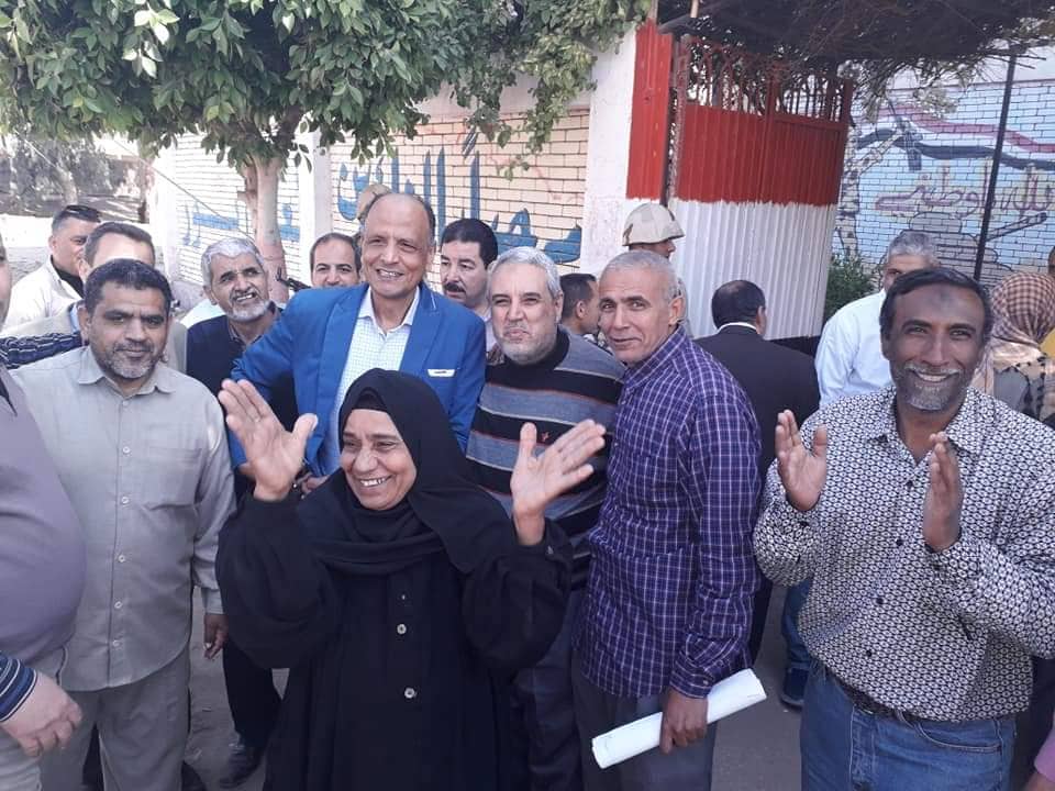 مدير إدارة الحسينية التعليمية يتابع سير الاستفتاء على التعديلات الدستورية 1 إدارة الحسينية يتابع سير العملية الانتخابية لتعديل الدستور2