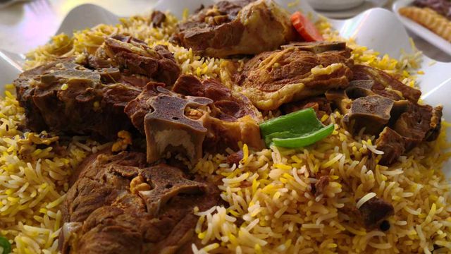 وجبة إفطار 4 رمضان 2019.. كبسة اللحم والسلطة مع عصير البرتقال