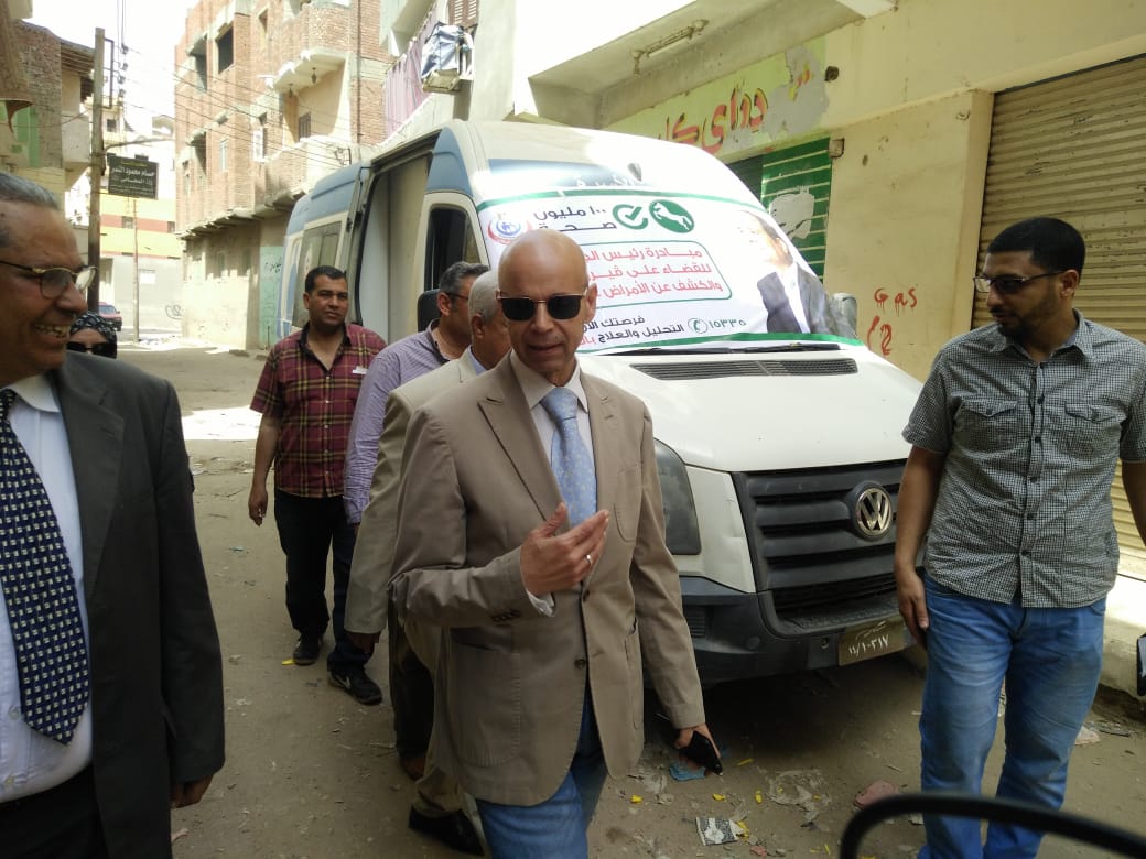 وكيل صحة الشرقية يفحص أحد المسنين داخل منزله بفاقوس 2 وكيل صحة الشرقية يفحص أحد المسنين داخل منزله بفاقوس