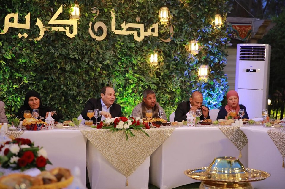 تعليق مؤثر من السيسي بعد تناوله الإفطار مع أبناء الوطن 1 السيسي يتناول الإفطار مع بعض المواطنين من 7 محافظات