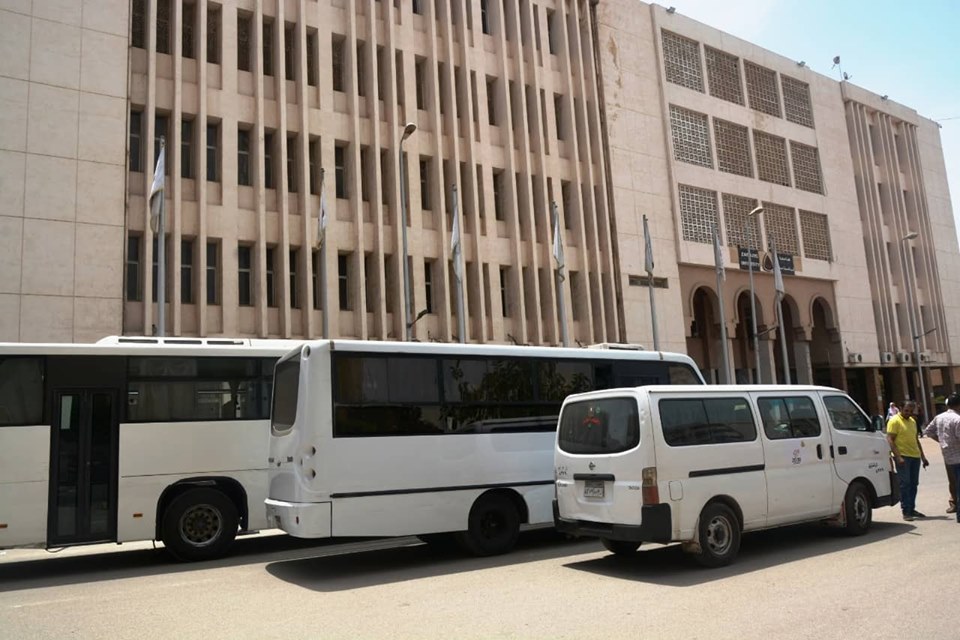 رئيس جامعة الزقازيق يخصص سيارات لنقل الطلاب بسبب الموجة الحارة 1 سيارات جامعة الزقازيق