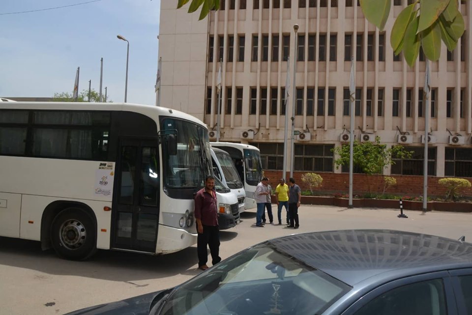 رئيس جامعة الزقازيق يخصص سيارات لنقل الطلاب بسبب الموجة الحارة 3 جامعة الزقازيق