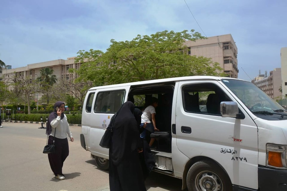 رئيس جامعة الزقازيق يخصص سيارات لنقل الطلاب بسبب الموجة الحارة 2 جامعة الزقازيق