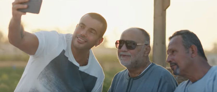 بعد الظهور في الإعلان.. تعرف على أسرة عمرو دياب بمحافظة الشرقية 1 عمرو دياب مع أسرته
