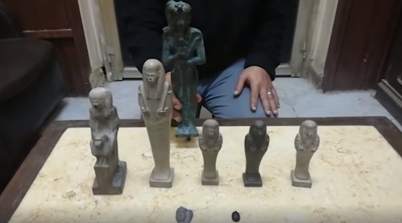 بالفيديو.. ضبط شخص بحوزته 8 قطع أثرية بأبوحماد 2 قطع آثرية