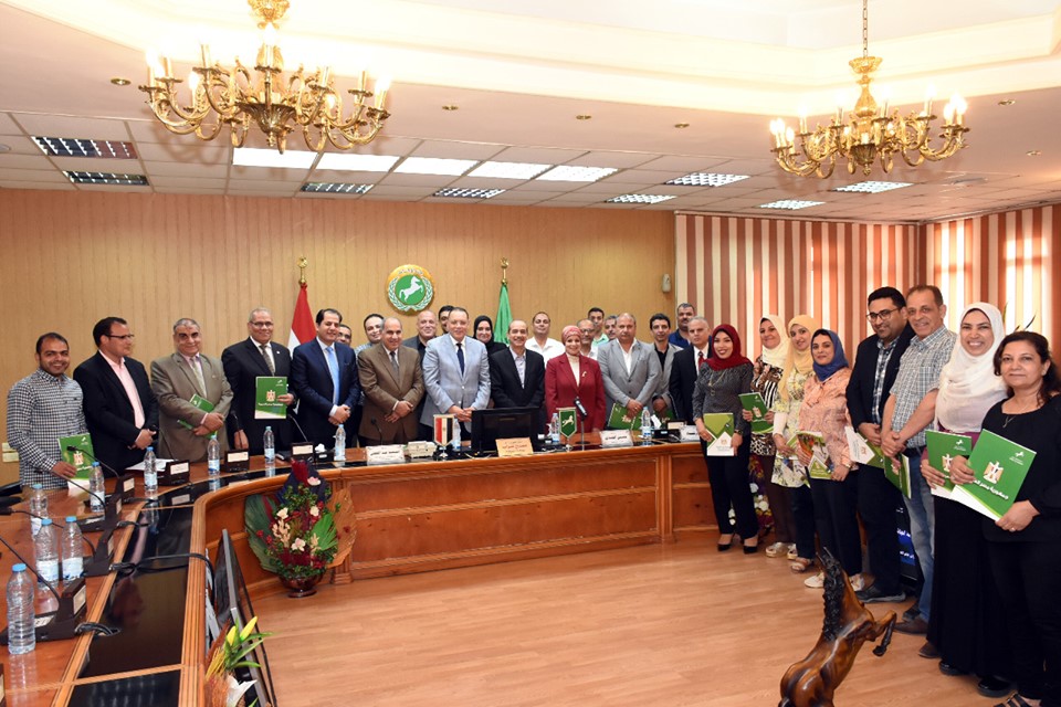 محافظ الشرقية يكرم واضعي الخطة الإستراتيجية للمحافظة 1 محافظ الشرقية يكرم واضعي الخطة الإستراتيجية