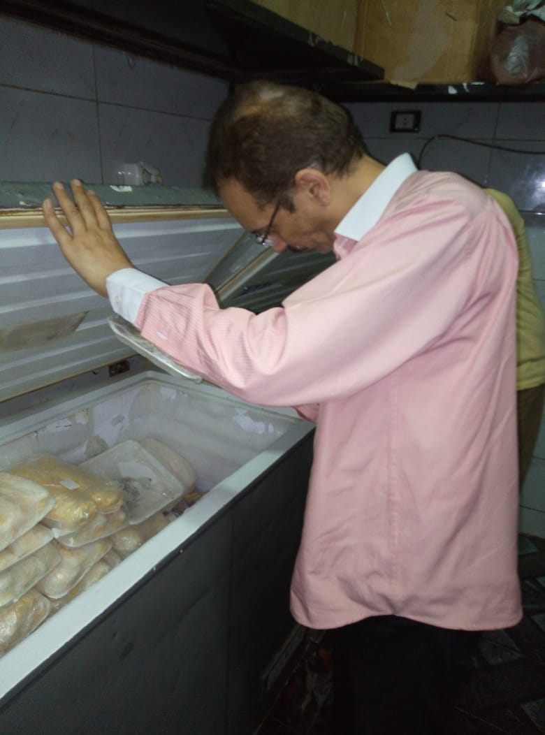 إعدام 800 كجم فسيخ ورنجة فاسدة في أول أيام عيد الفطر 3 إعدام 800 كجم فسيخ ورنجة فاسدة في أول أيام عيد الفطر