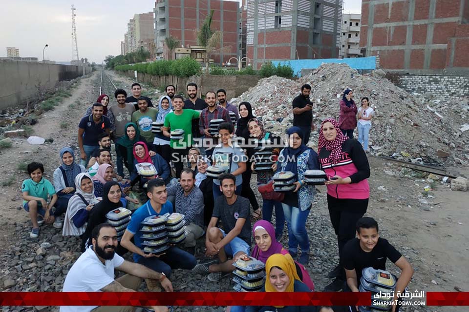 شباب الشرقية عزموا القطار على الإفطار للمرة الثالثة.. فيديو 3 شباب الشرقية عزموا القطار على الإفطار للمرة الثالثة