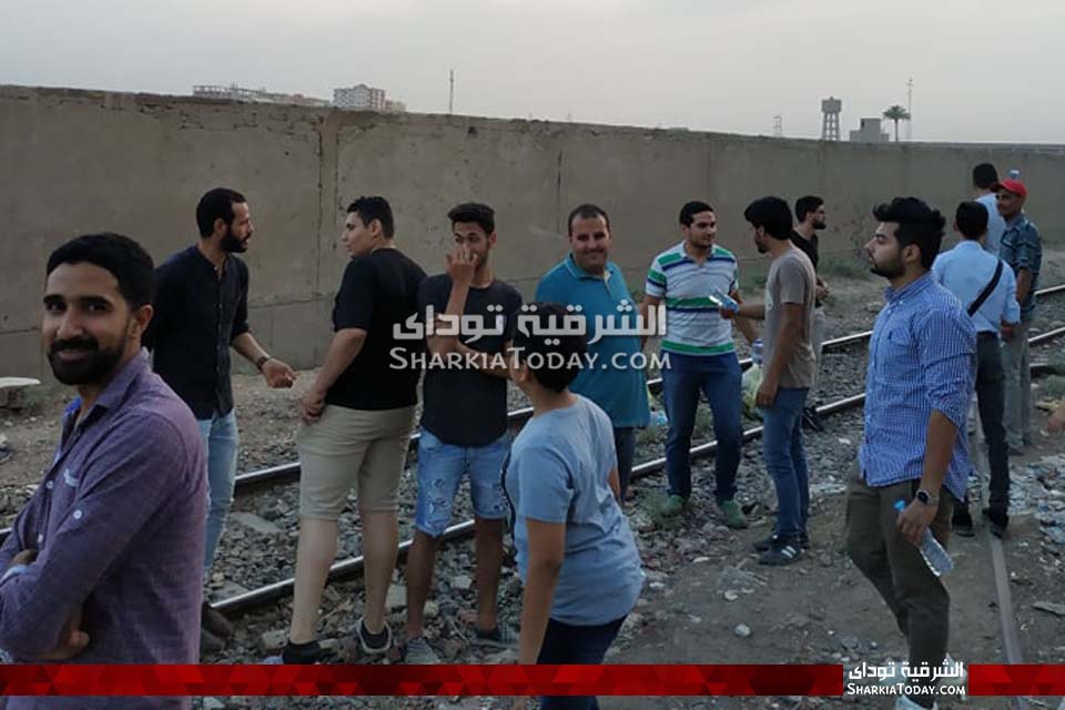 شباب الشرقية عزموا القطار على الإفطار للمرة الثالثة.. فيديو 2 شباب الشرقية عزموا القطار على الإفطار للمرة الثالثة