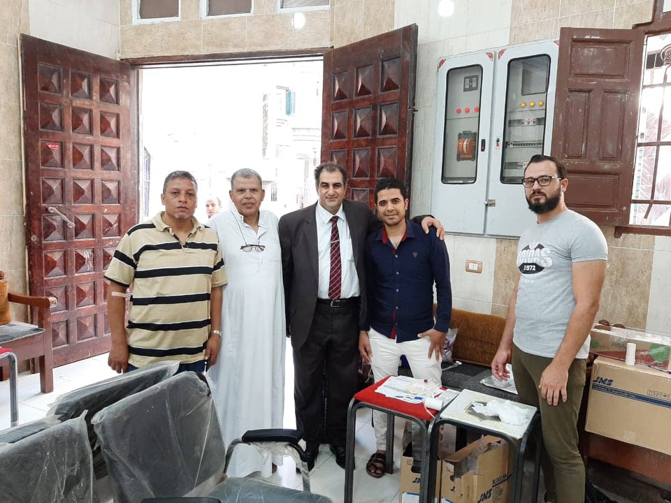 نائب مدير مستشفى الأحرار يكشف على أهالي قرية بالشرقية مجانًا 1 الشرقية