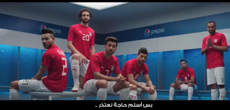 تعليق ناري من حازم إمام على فيديو اعتذار لاعبي المنتخب 1 صورة من الفيديو