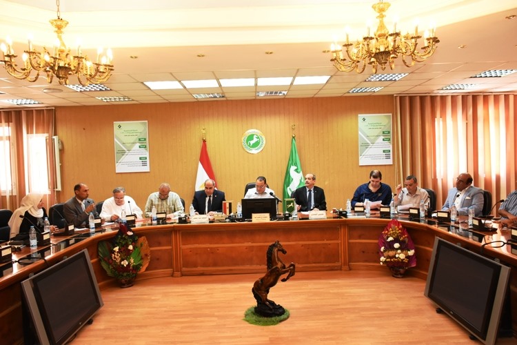 محافظ الشرقية يستعرض ملف تقنين واضعي اليد على أملاك الدولة 1 محافظ الشرقية أثناء الاجتماع