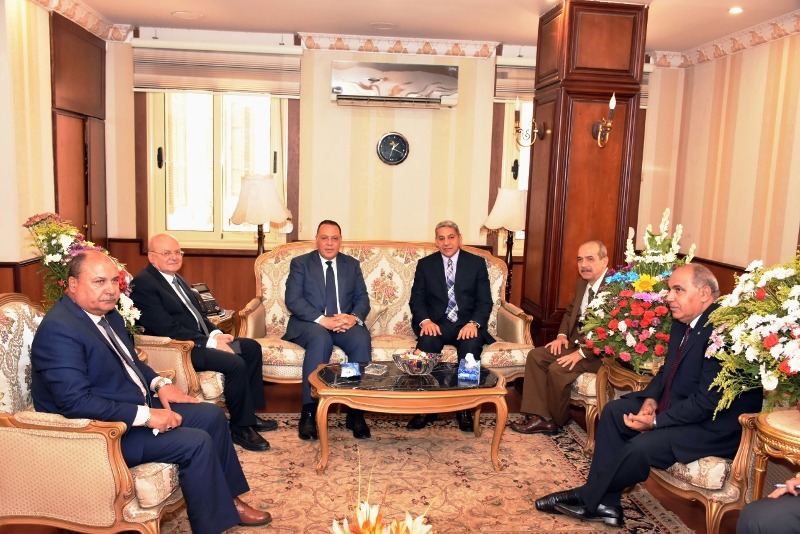 محافظ الشرقية يُهنيء مدير الأمن الجديد بمكتبه 3 محافظ الشرقية