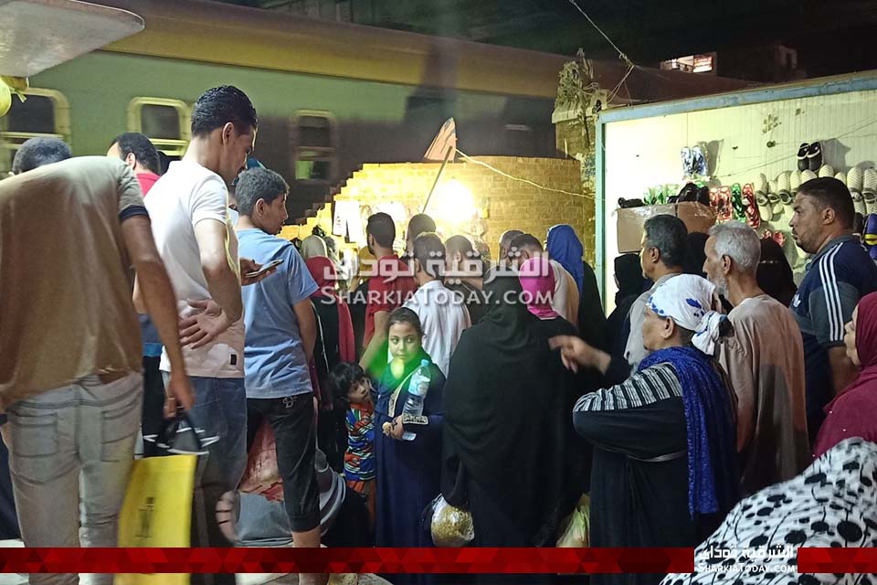 مزلقان الكوبري الجديد بالزقازيق بين صراخ المسنين وقرارات المحافظ وسيطرة الباعة الجائلين 2 مزلقان الكوبري الجديد بالزقازيق